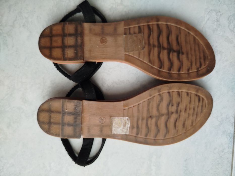 Sandálias rasas - tamanho 39