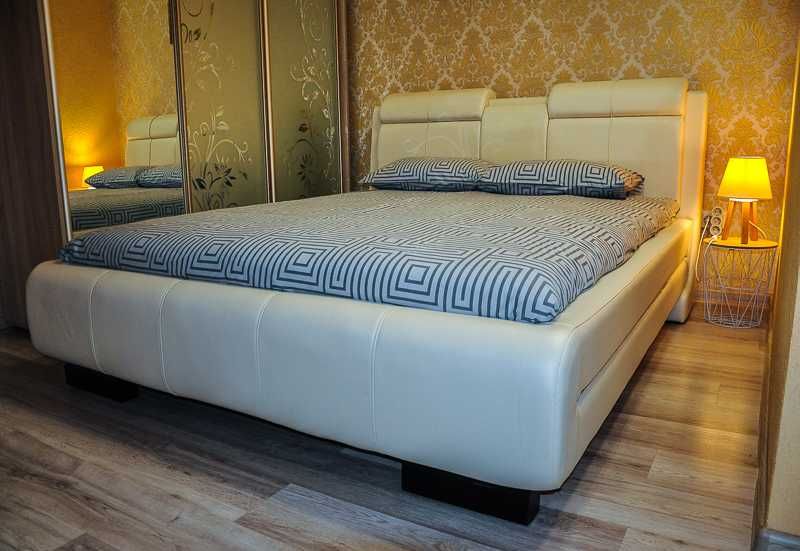 Центр. Подобово. Світло є завжди.Велика 1-кімнатна квартира.