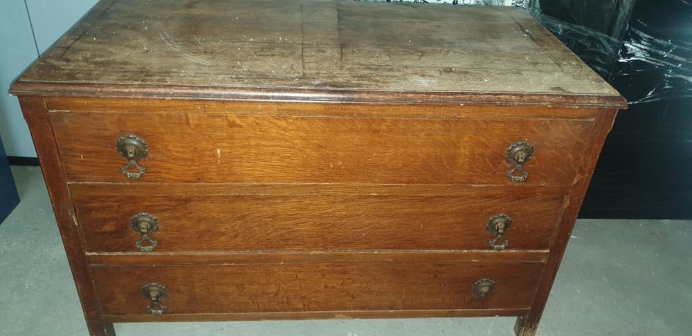 Móvel antigo com gavetas