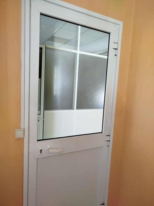 Divisórias e portas em alumínio e vidro duplo