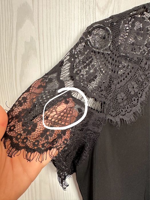 Krótki kombinezon z koronką