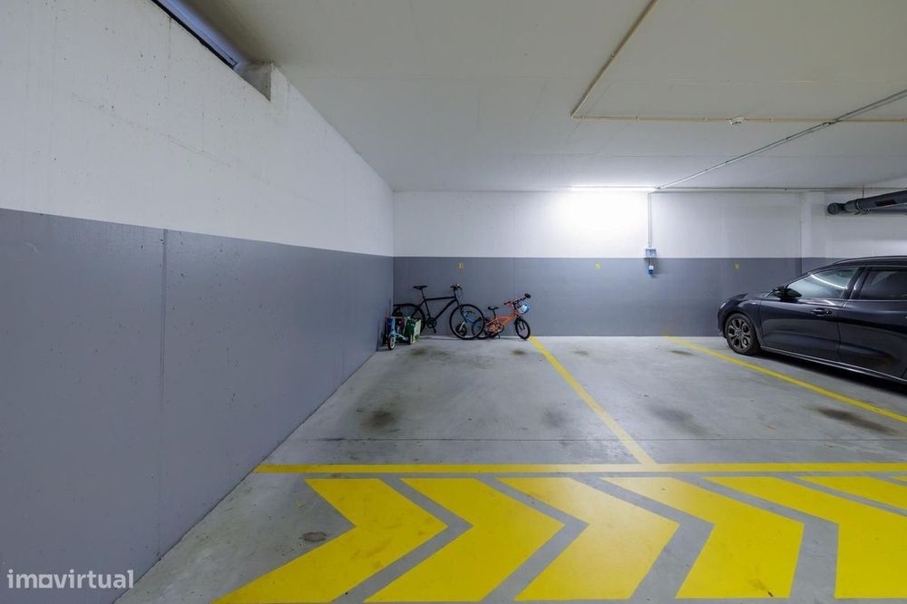 T2 Seminovo Com Varanda, Suíte E Garagem | Ramalde, Porto