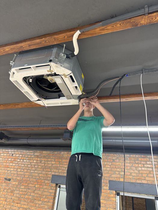 Монтаж кондиціонера, закладання магістралі обслуговування, ремонт