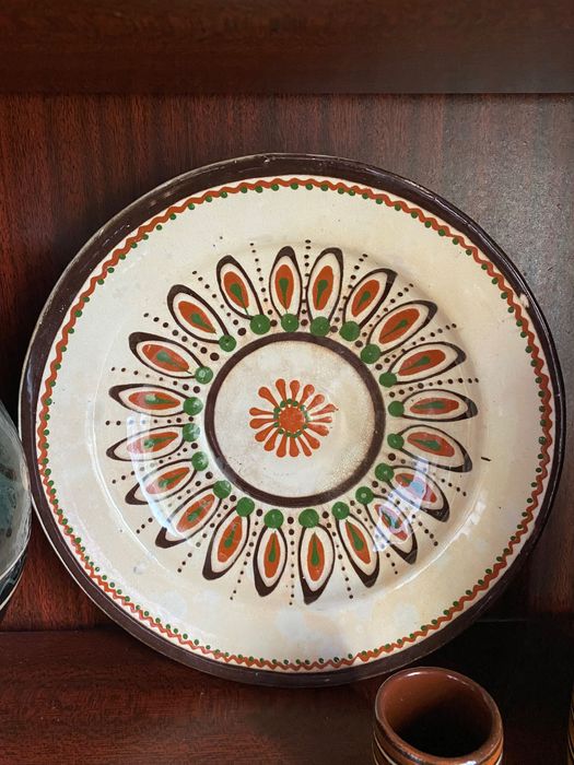 Посуд: тарілки, кувшин, чарочки, статуетки