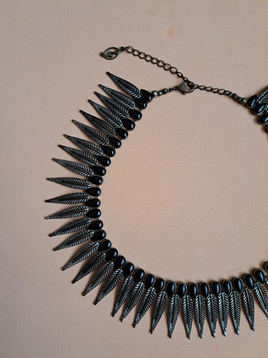 Colar Elegante com Detalhes Folheados e Contas Pretas