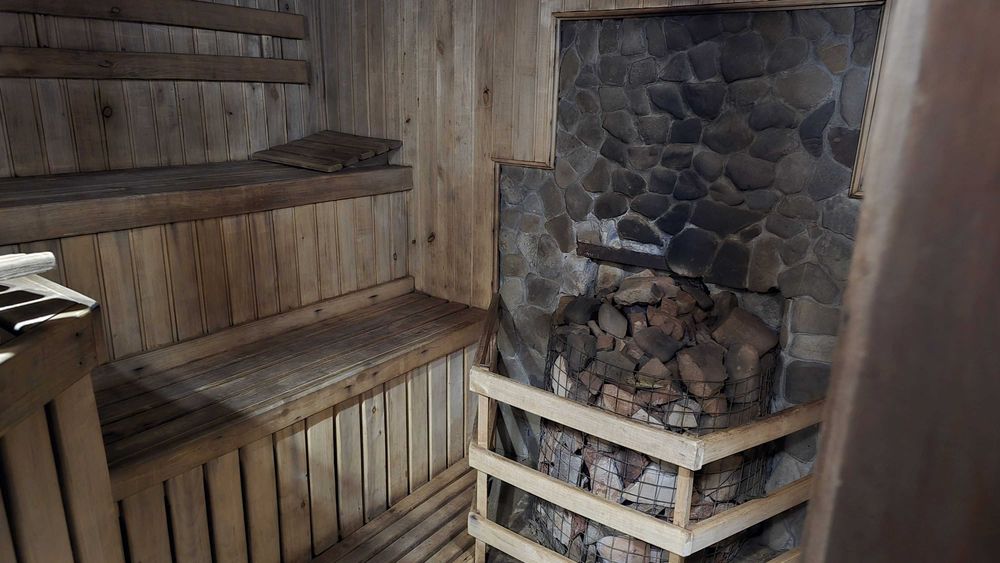 Гірський готель - ресторан (на 8 номерів / 20 осіб, Карпати, Україна, біля Славсько, на горі Тростян, власник)