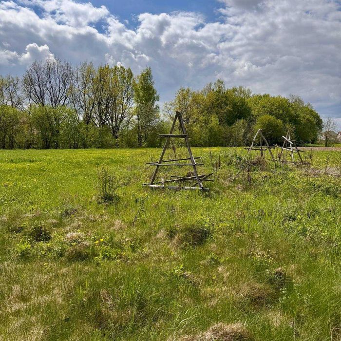 продаж велика земельна ділянка з коробкою будинку. дуже гарне місце.