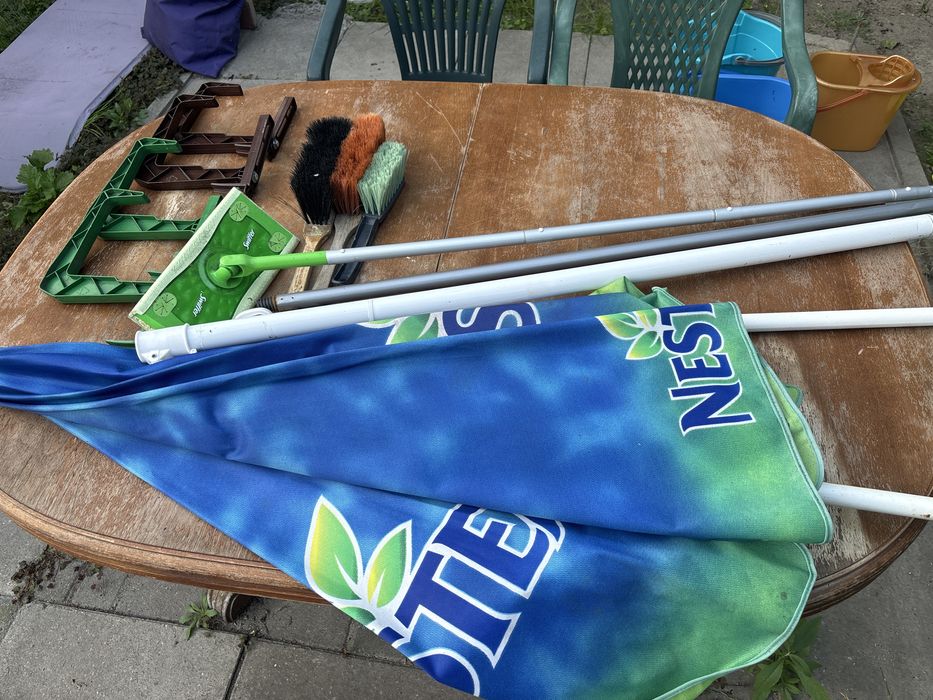 Do ogrodu: krzesła, wiadra, parasol, uchwyty do doniczek