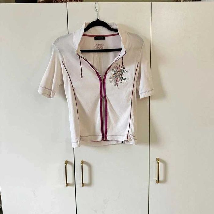 Stylowa bluza z krótkim rękawem i ozdobnym wzorem