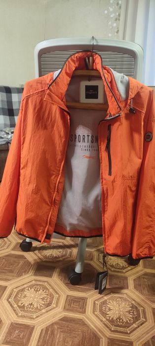 Нова спортивна куртка на осінь, весну.