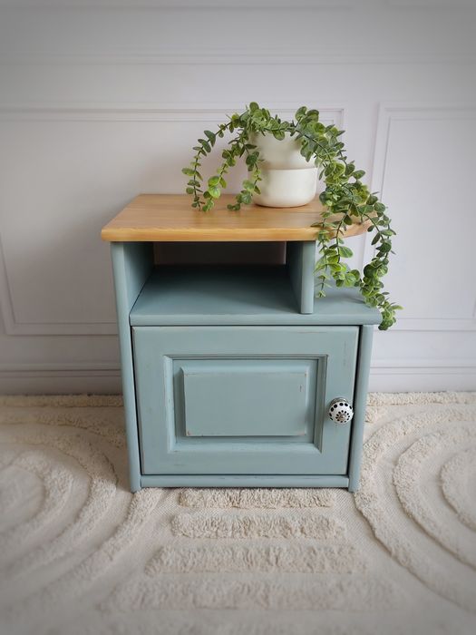 Drewniana niebieska błękitna szafka nocna