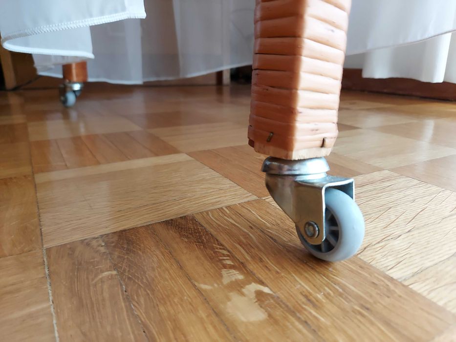 Berço Artesanal em Vime com Dossel e Tecidos Bordados à Mão – Encantadora e Única