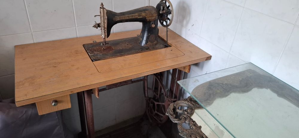 Máquina costura Singer antiga