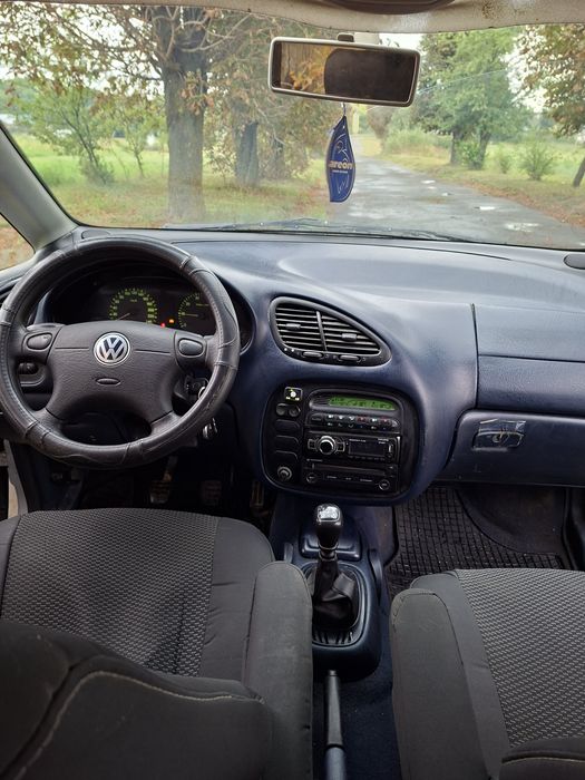 Автомобіль volkswagen sharan 2000року