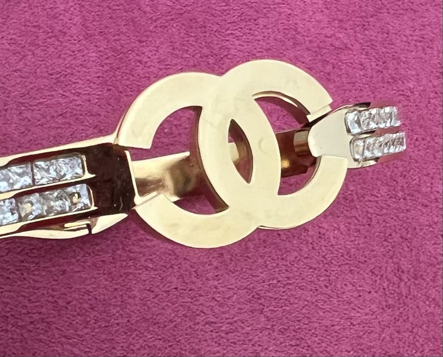 Linda pulseira dourada com pedraria