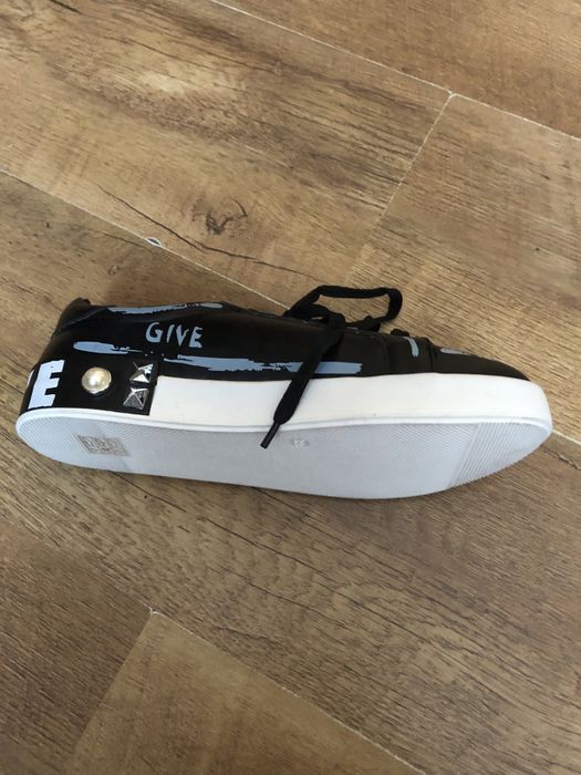 Buty z napisem Love