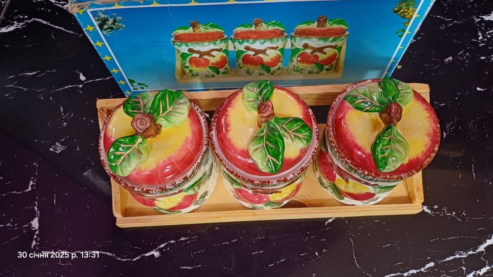 Набір ємностей для сипучих на деревяній підставці