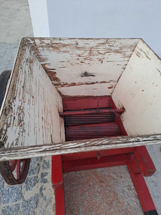 Esmagador de uvas manual antigo