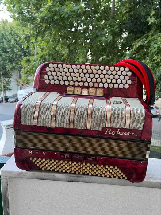 Acordeão Hohner Amati VIII à 3a voz com saco e correias novas