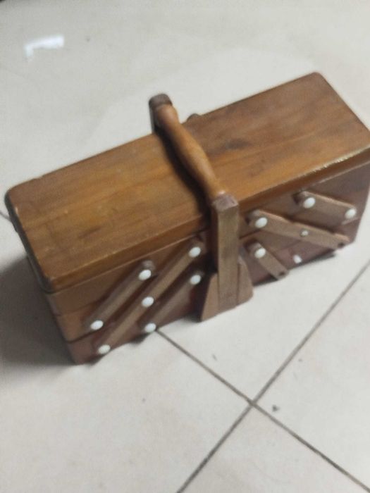Costureirinha antiga em madeira em bom estado