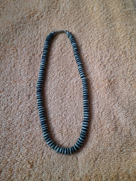 Damski naszyjnik z naturalnych kamieni w odcieniach szarości vintage