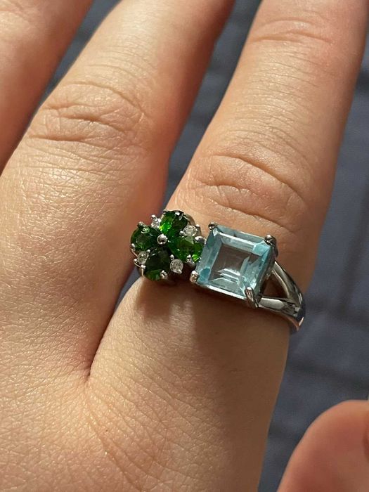 Серебряное кольцо с голубым топазом 7х7мм и хром диопсидом. Размер 18