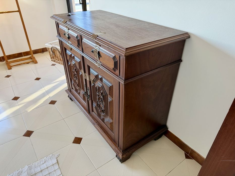 Moveis em mogno, cama de casal.