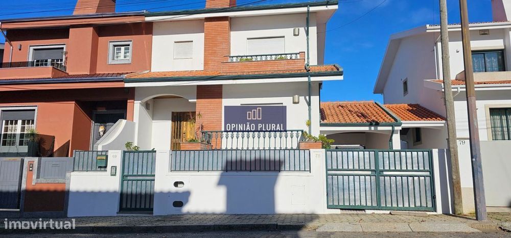 Moradia T4 Independente com Jardim e Garagem em Perosinho