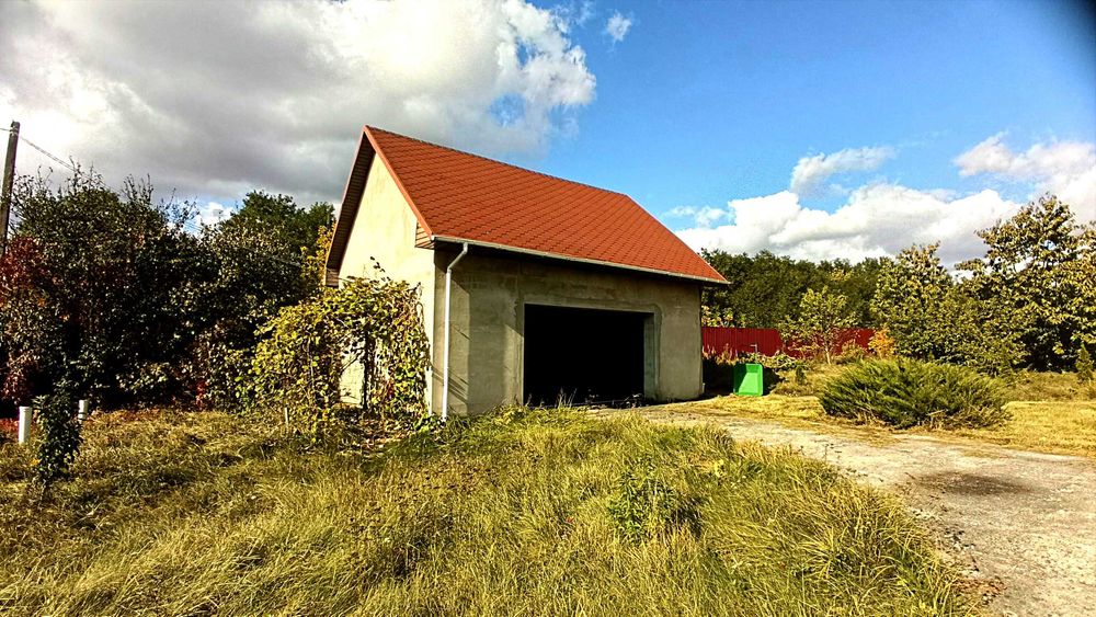 Добротній,жилий будинок біля лісу та недалеко від озера.с.Завалівка