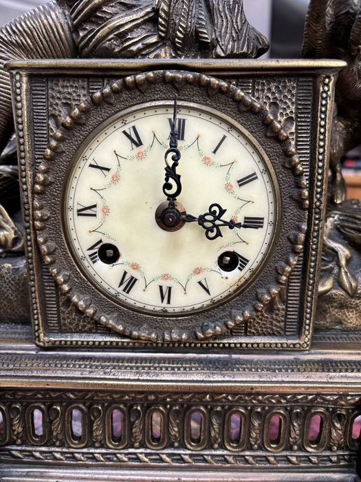 Relógio em bronze motivo caçador de corda