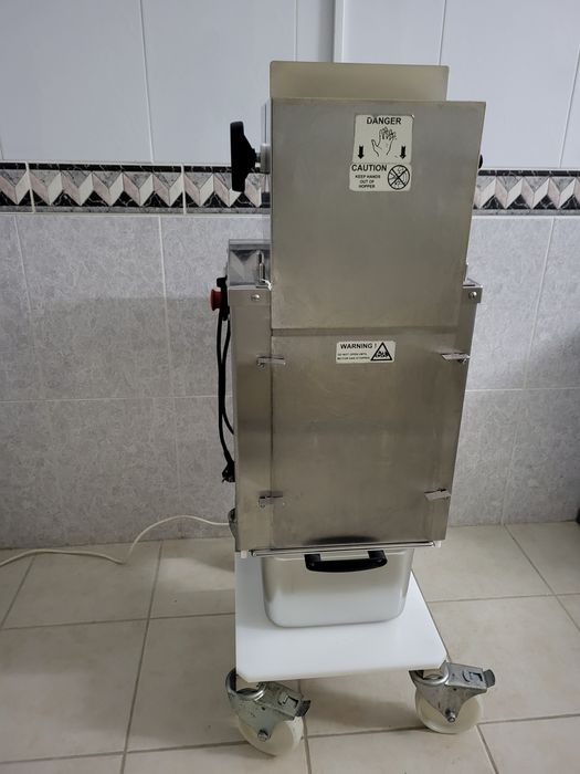 Máquina de desfiar carne.