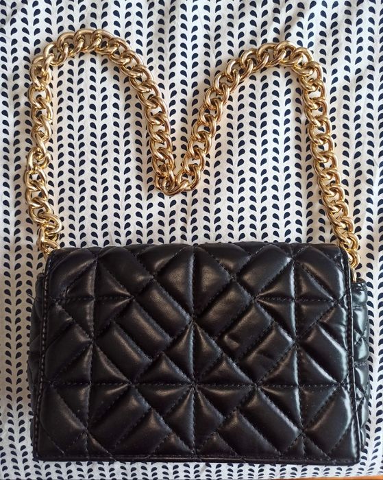 Clutch almofadada preta NOVA com alça dourada!