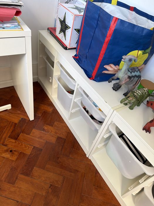 Estantes com caixas ikea