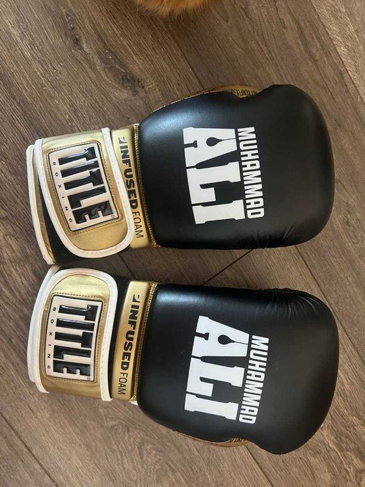 Боксерські рукавички Title Ali Infused Foam Training Gloves (чорно-золоті) 16oz