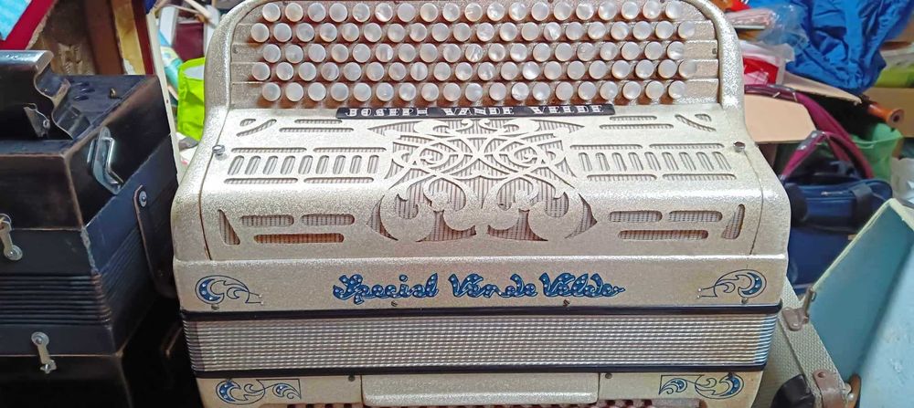 Piękna francuska harmonia guzikowa 120 b 5 ch złoty kolor sytem C