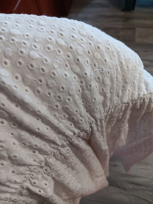 Ażurowa biała sukienka asymetryczna