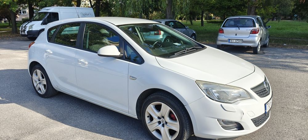 Sprzedam Opel Astra J 2011r 1.4T 140KM POLECAM!