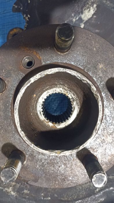 Ступіца кулак поворотний цапфа ліва  Land ROVER RANGE ROVER  L322