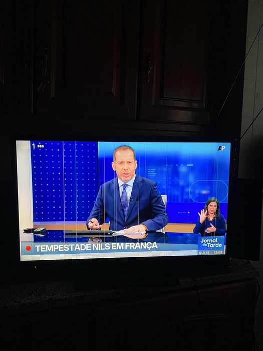TV 32"Crown Japan” com riscas no ecrã