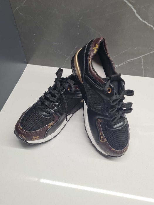 Sapatilhas pretas e castanhas