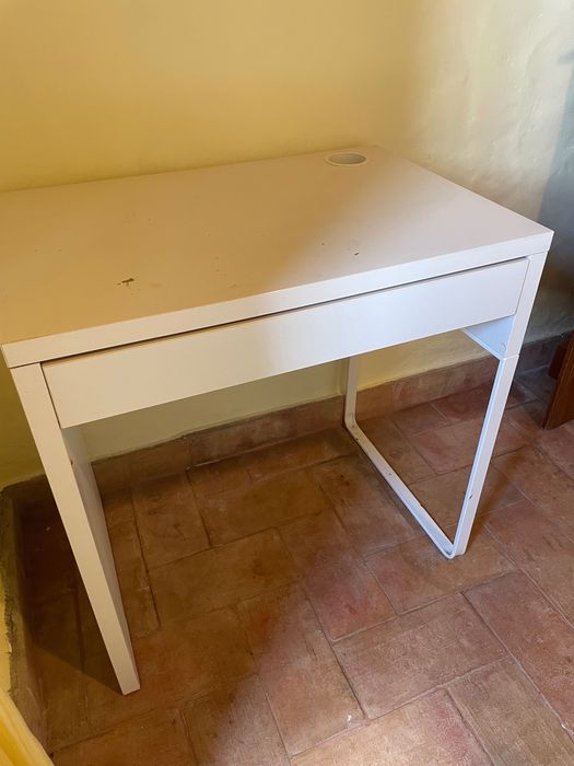 Secretaria pequena com gaveta