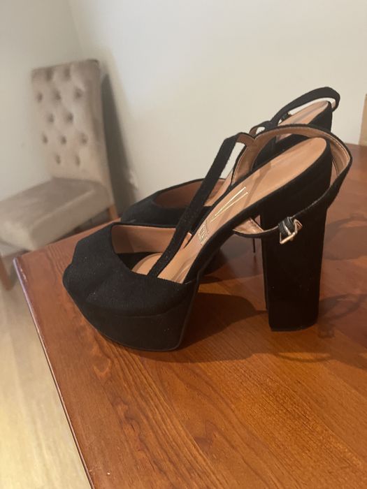Sandália preta da marca vizzano