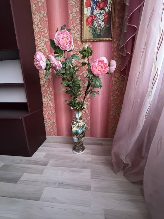 Искуственные цветы пионы и напольна вазая