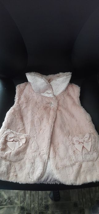 Жилеточка пудровая на 4-5 лет.