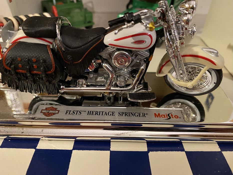 FLSTS Heritage Springer Harley Davidson Maisto 1:18