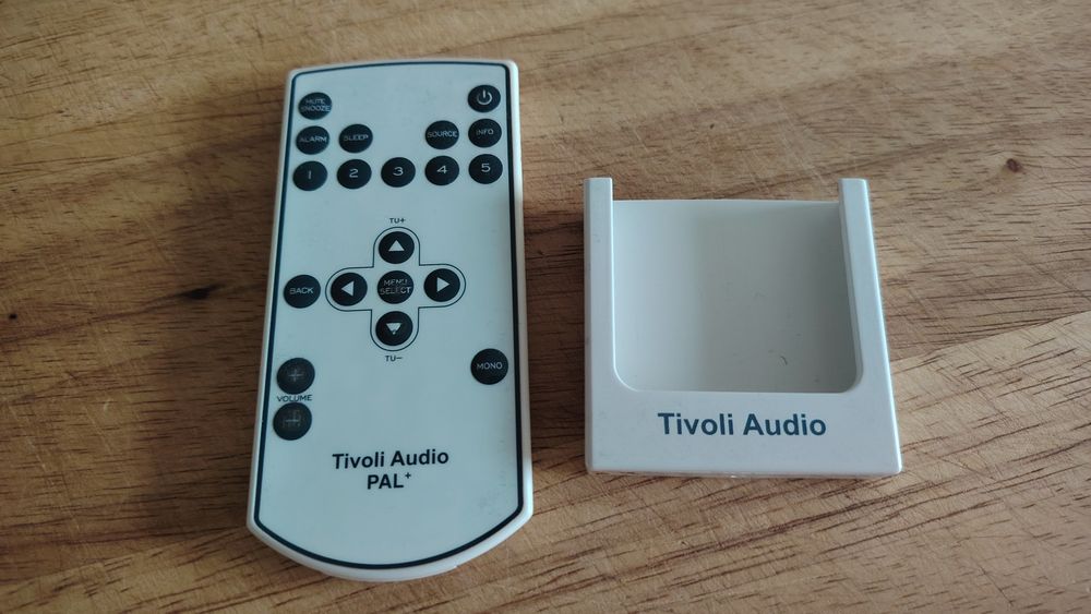 Oryginalny Pilot Tivoli Audio PAL+ z uchwytem / stacją (PALPRWHT)