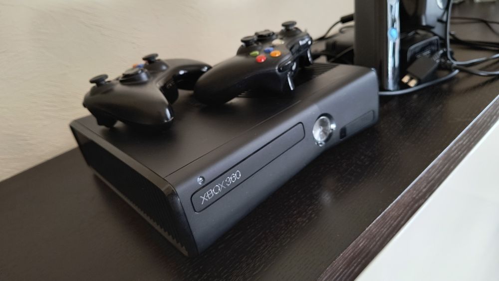 Xbox 360 z sensorem Kinect, dyskiem 320GB i dwoma kontrolerami