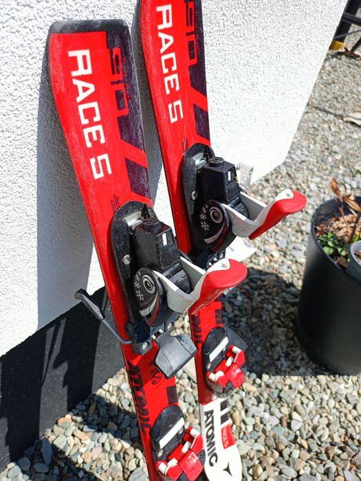 Narty i kask dziecięcy