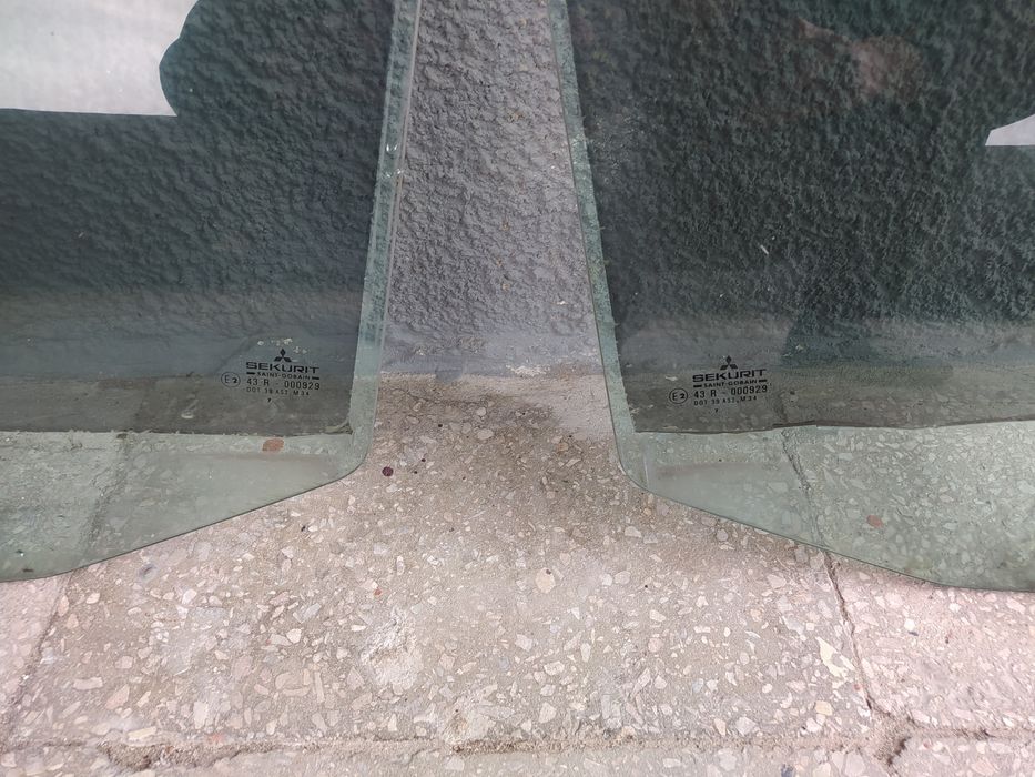 Скло заднє Mitsubishi Carisma