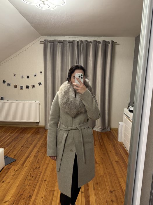 пальто сіре з ремінцем і коміром
